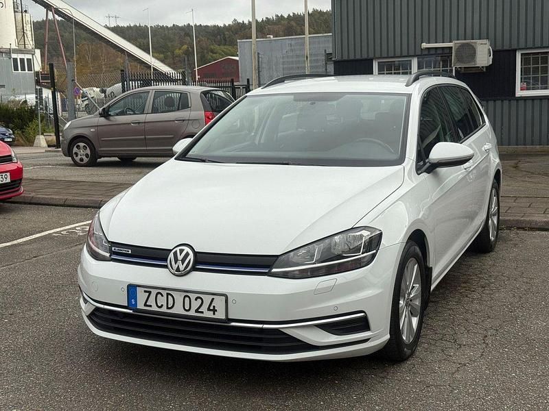 Vit Begagnad 2018 VW Golf VII Kombi | 124 990 kr (Marknadspris) - Bild 1/4