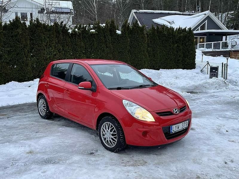 Röd Begagnad 2011 Hyundai i20 Select Halvkombi | 76 900 kr (Marknadspris) - Bild 1/4
