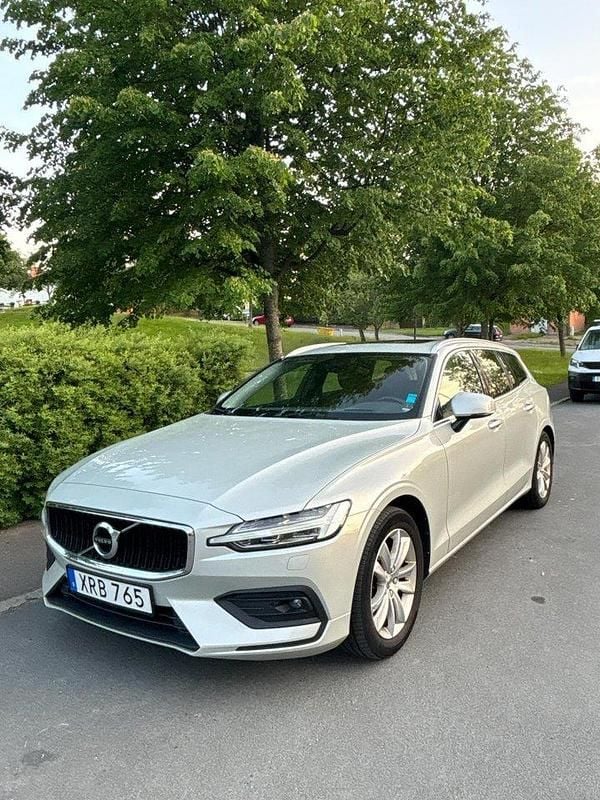 Silver Begagnad 2019 Volvo V60 Kombi | 282 000 kr (Marknadspris) - Bild 1/4