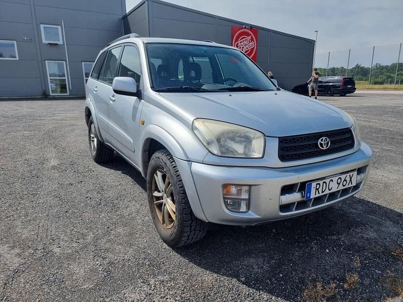 Grå Begagnad 2001 Toyota RAV4 SUV | 25 000 kr (Marknadspris) - Bild 1/4