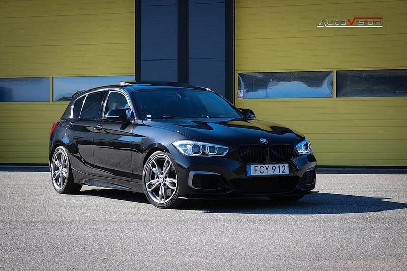 Svart Begagnad 2016 BMW M140 M Performance Halvkombi | 339 900 kr (Lite dyr) - Bild 1/4