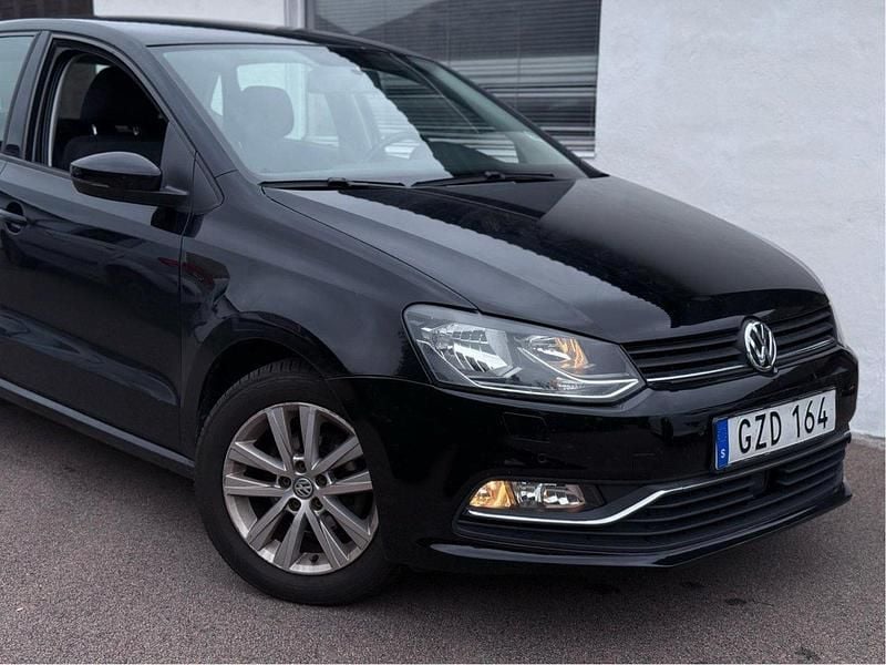 Svart Begagnad 2016 VW Polo Halvkombi | 120 000 kr (Marknadspris) - Bild 1/4