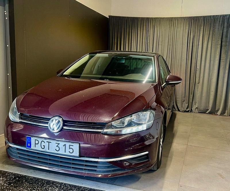 Mörkröd (röd) Begagnad 2017 VW Golf VII Halvkombi | 99 800 kr (Superpris) - Bild 1/4