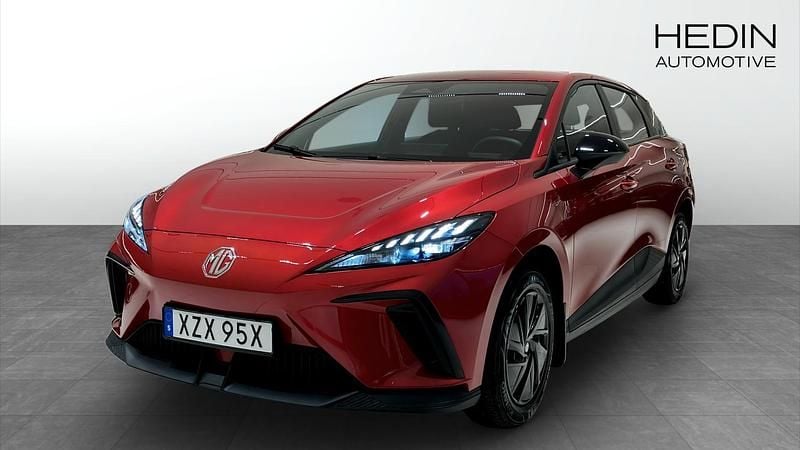 Röd (red) Begagnad 2023 MG MG4 EV Halvkombi | 259 900 kr (Marknadspris) - Bild 1/4