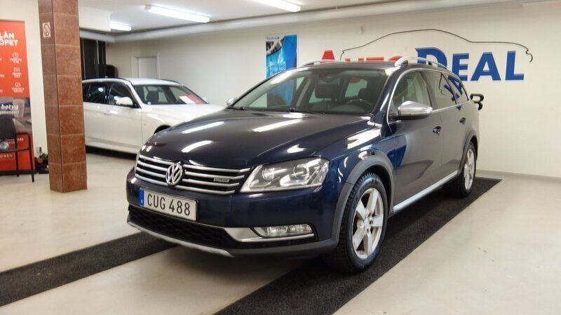 Mörkblå Begagnad 2014 VW Passat Alltrack Kombi | 72 900 kr (Dyr) - Bild 1/4