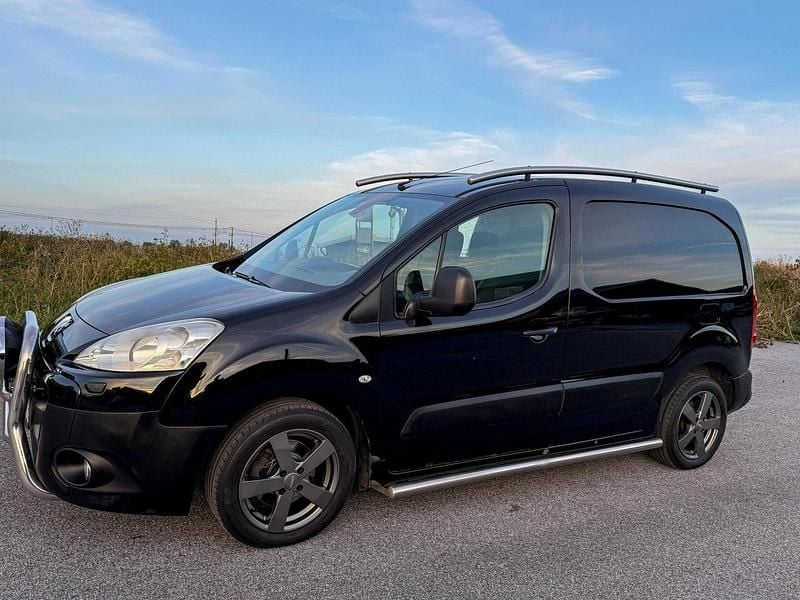 Svart Begagnad 2011 Peugeot Partner Minibuss | 27 000 kr (Marknadspris) - Bild 1/4