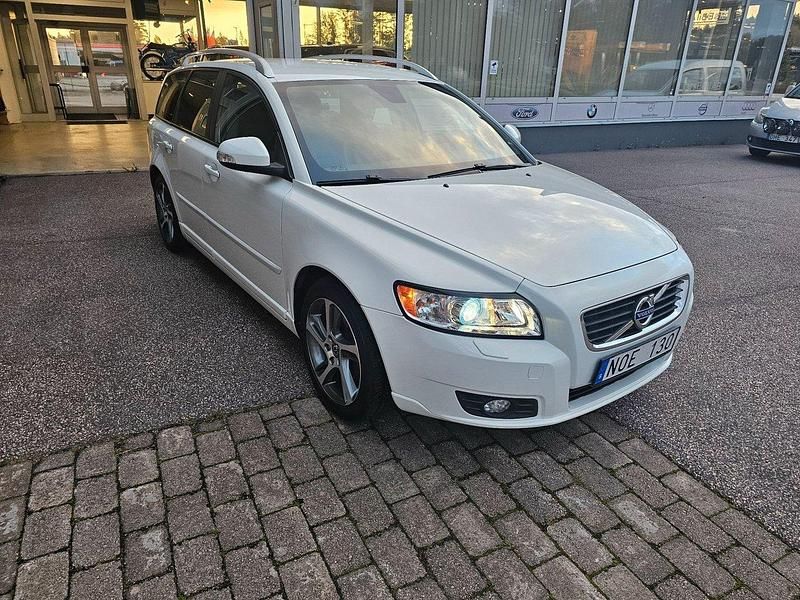 Vit Begagnad 2012 Volvo V50 Momentum Kombi | 99 000 kr (Dyr) - Bild 1/4