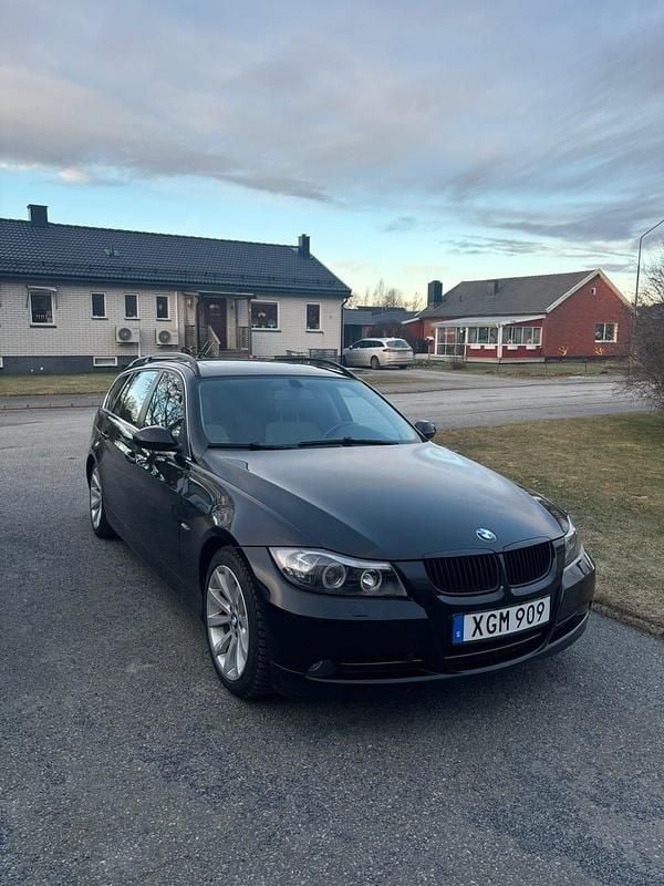 Begagnad 2006 BMW 330 Kombi | 87 000 kr (Marknadspris) - Bild 1/4