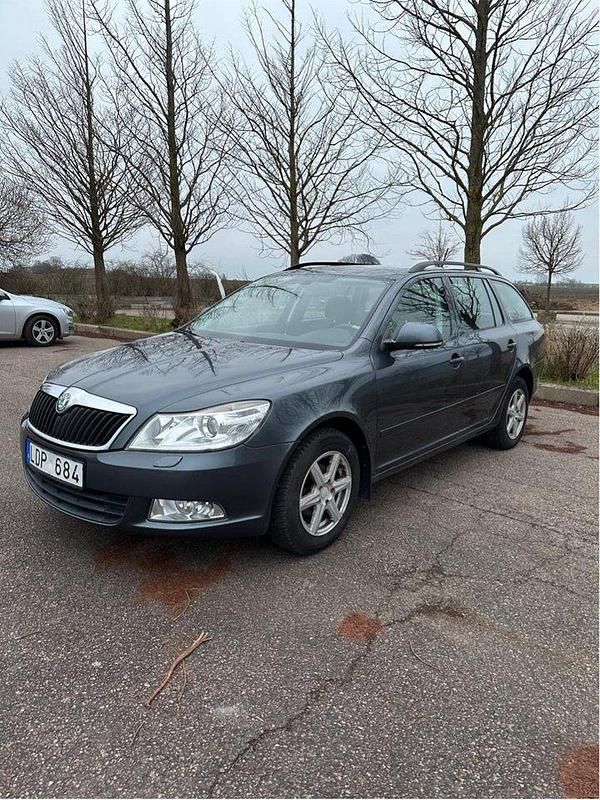 Grå Begagnad 2011 Skoda Octavia Elegance Kombi | 58 500 kr (Bra pris) - Bild 1/4