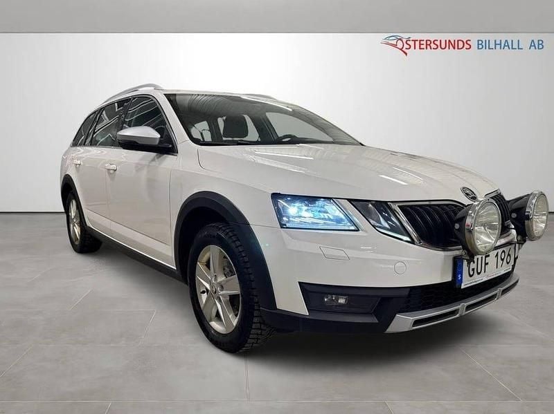 Vit Begagnad 2018 Skoda Octavia Scout Kombi | 184 900 kr (Lite dyr) - Bild 1/4