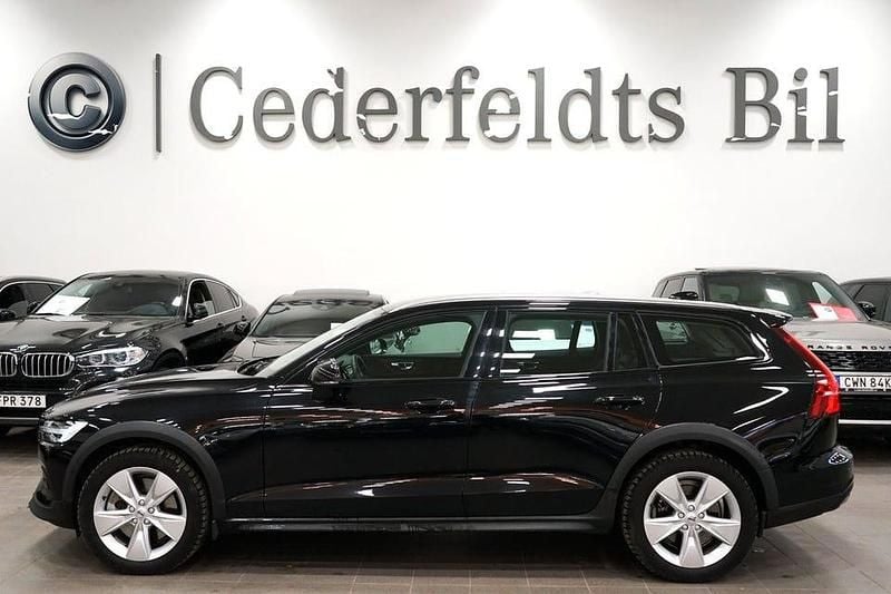 Svart Begagnad 2023 Volvo V60 CC Kombi | 359 900 kr (Marknadspris) - Bild 1/4