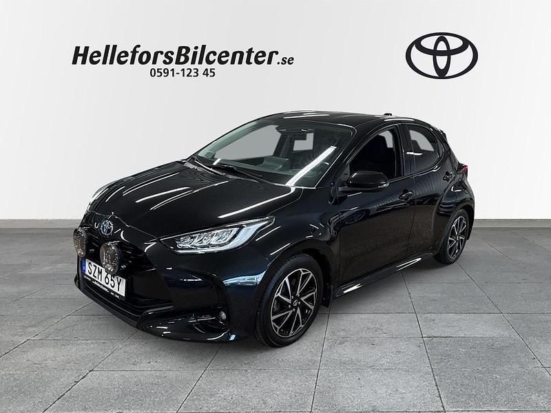Svart Begagnad 2022 Toyota Yaris Hybrid Active Halvkombi | 225 500 kr (Marknadspris) - Bild 1/3