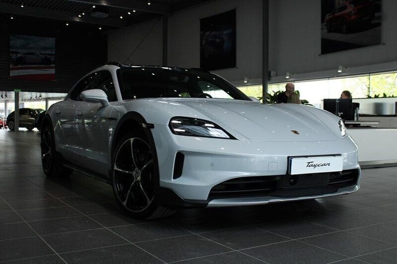Grå Ny 2024 Porsche Taycan Cross Turismo Sedan | 1 275 000 kr (Marknadspris) - Bild 1/4