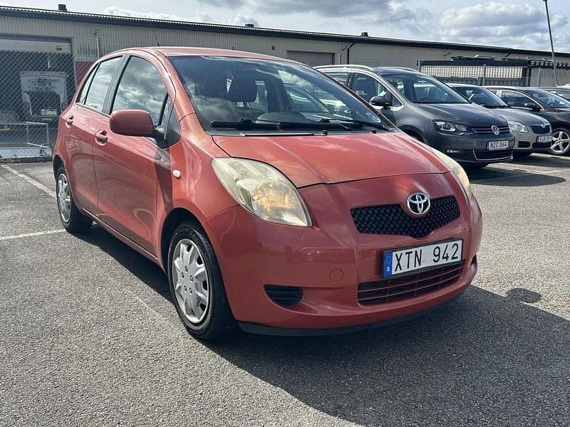 Orange Begagnad 2006 Toyota Yaris Halvkombi | 29 900 kr (Marknadspris) - Bild 1/4
