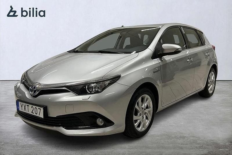 Silver Begagnad 2017 Toyota Auris Hybrid Active Halvkombi | 159 900 kr (Marknadspris) - Bild 1/4