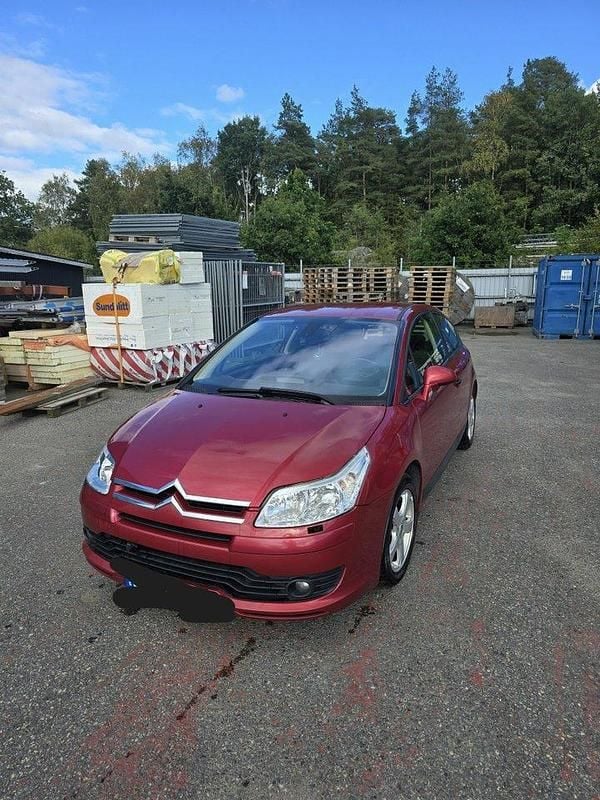 Röd Begagnad 2005 Citroën C4 Sportkupé | 8 000 kr (Superpris) - Bild 1/4