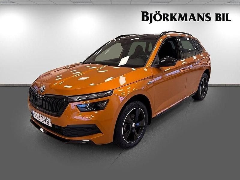 Orange Begagnad 2022 Skoda 110 R Monte Carlo Halvkombi | 264 900 kr (Marknadspris) - Bild 1/4