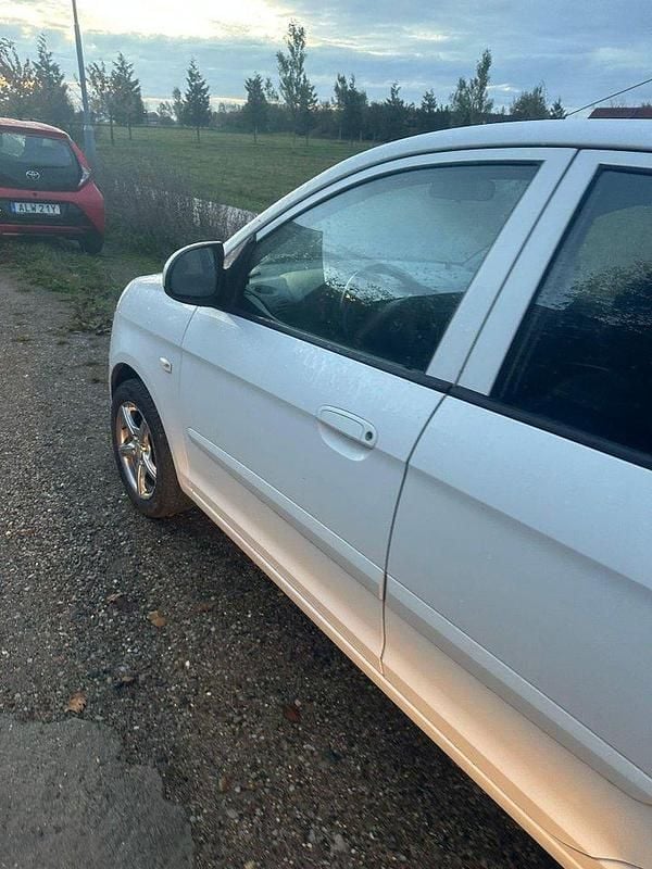 Vit Begagnad 2009 Kia Picanto 4 Halvkombi | 19 999 kr (Marknadspris) - Bild 1/4