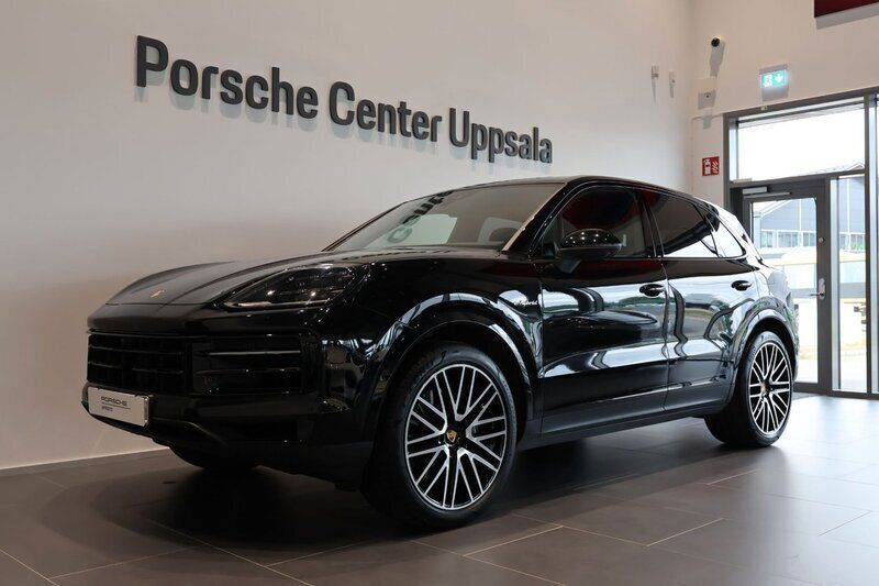 Svart Begagnad 2024 Porsche Cayenne SUV | 1 095 000 kr - Bild 1/4