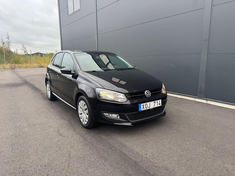 Svart Begagnad 2013 VW Polo Trendline Halvkombi | 69 900 kr - Bild 1/4