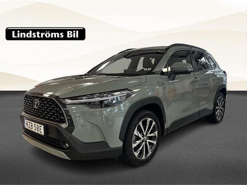 Grön Begagnad 2025 Toyota Corolla Cross Style SUV | 399 900 kr (Marknadspris) - Bild 1/3