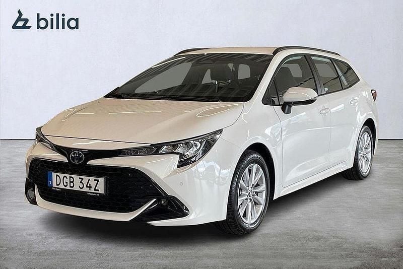Vit Begagnad 2024 Toyota Corolla Active Kombi | 319 900 kr (Marknadspris) - Bild 1/4