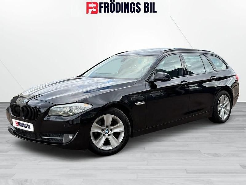 Svart Begagnad 2011 BMW 520 Kombi | 109 900 kr (Marknadspris) - Bild 1/4