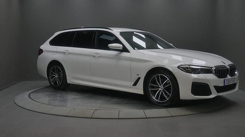 Vit Begagnad 2022 BMW 520 M Sport Kombi | 419 000 kr (Marknadspris) - Bild 1/4