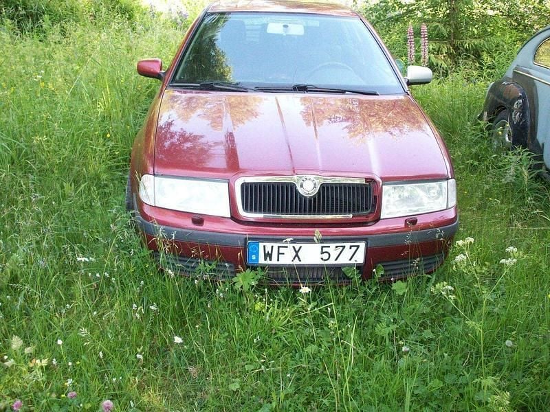 Röd Begagnad 2004 Skoda Octavia Tour Halvkombi | 5 000 kr (Superpris) - Bild 1/3