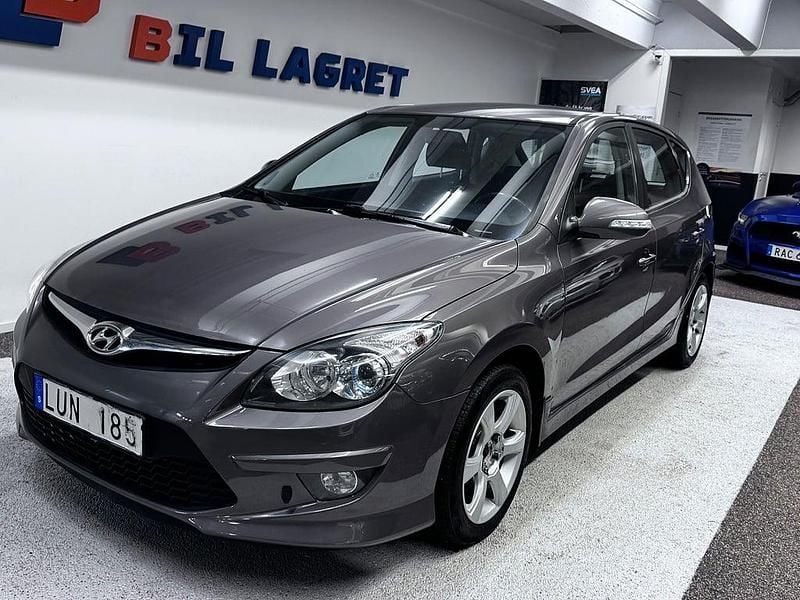 Brun Begagnad 2011 Hyundai i30 Halvkombi | 74 900 kr (Bra pris) - Bild 1/4
