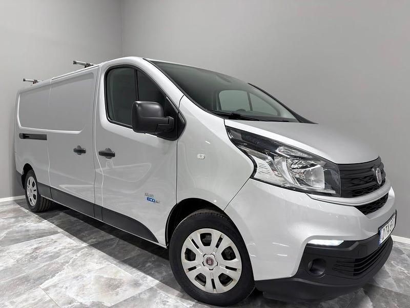 Grå Begagnad 2017 Fiat Talento Minibuss | 139 900 kr (Marknadspris) - Bild 1/4
