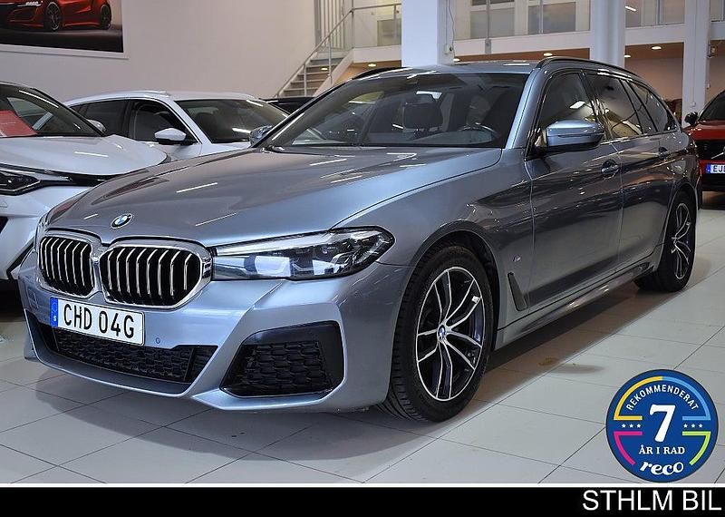 Blå Begagnad 2020 BMW 520 M Sport Kombi | 359 000 kr (Lite dyr) - Bild 1/4