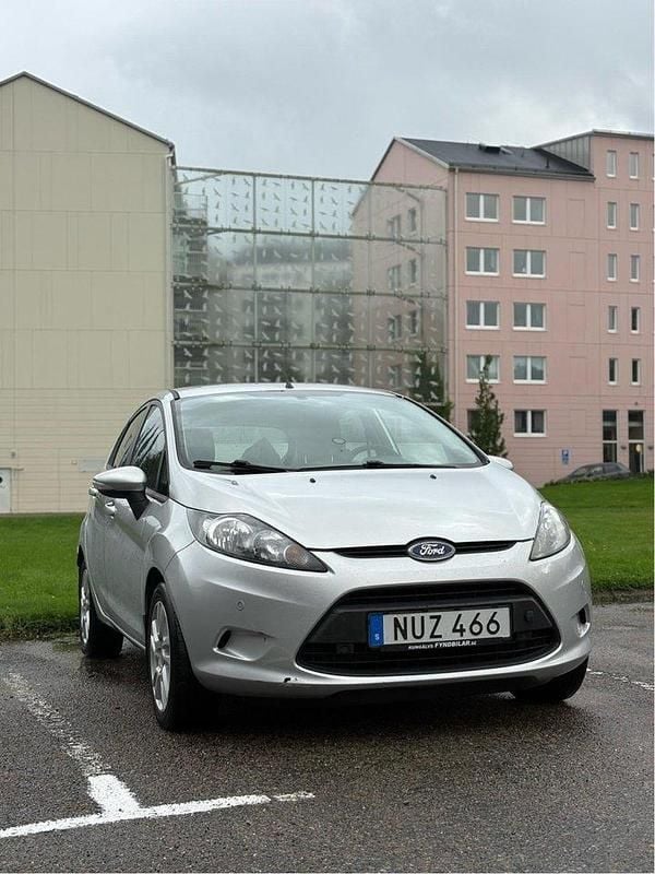 Silver Begagnad 2013 Ford Fiesta Trend Halvkombi | 64 900 kr (Marknadspris) - Bild 1/4