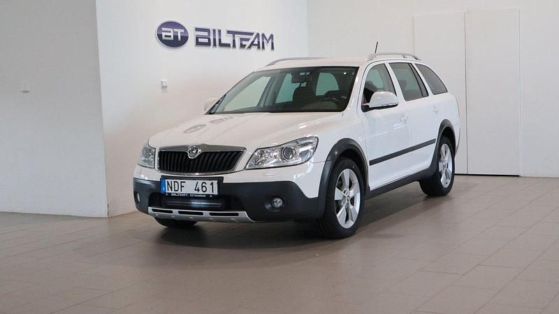 Vit Begagnad 2012 Skoda Octavia Scout Kombi | 109 900 kr (Marknadspris) - Bild 1/4