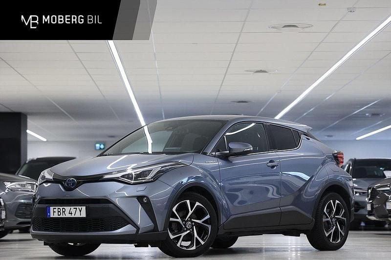 Grå Begagnad 2022 Toyota C-HR+ Edition SUV | 269 900 kr (Marknadspris) - Bild 1/2