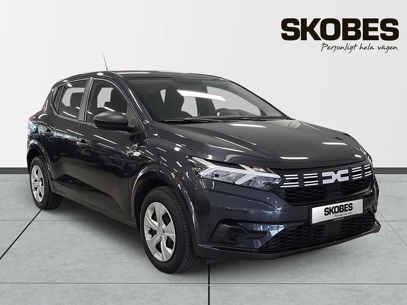 Grå Begagnad 2023 Dacia Sandero Essentiel Halvkombi | 124 300 kr (Bra pris) - Bild 1/4