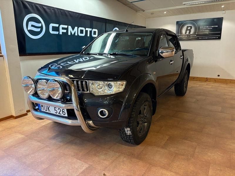 Mörkgrå (grå) Begagnad 2012 Mitsubishi L200 Pickup | 129 900 kr (Marknadspris) - Bild 1/4