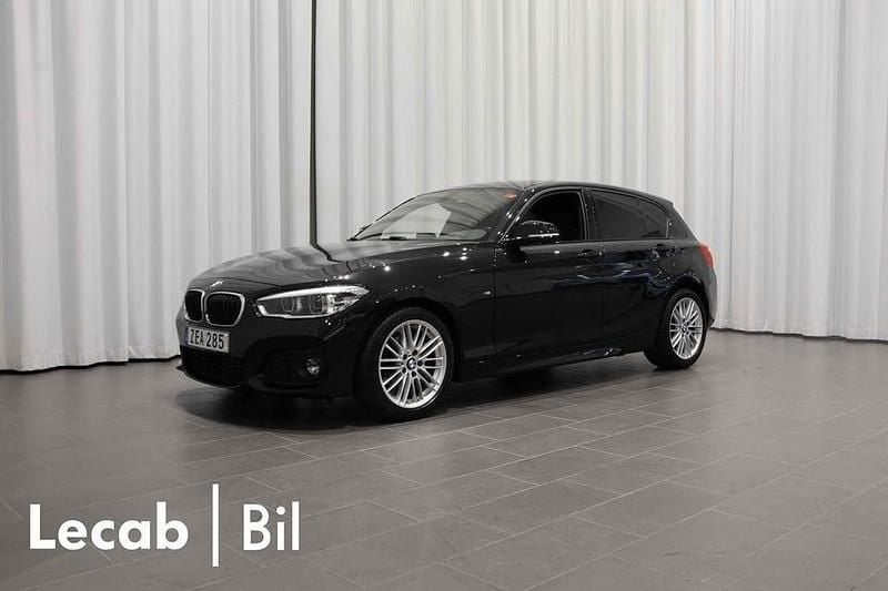 Svart Begagnad 2018 BMW 118 M Sport Halvkombi | 189 500 kr (Bra pris) - Bild 1/4