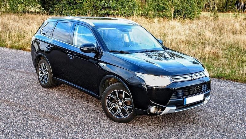 Svart Begagnad 2015 Mitsubishi Outlander P-HEV SUV | 95 000 kr (Marknadspris) - Bild 1/4