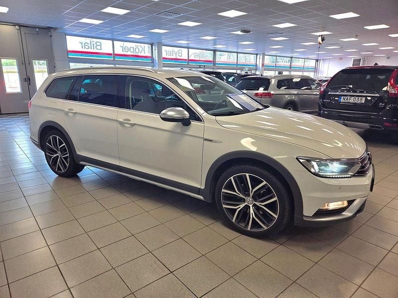 Vit Begagnad 2018 VW Passat Executive Kombi | 258 500 kr (Dyr) - Bild 1/4