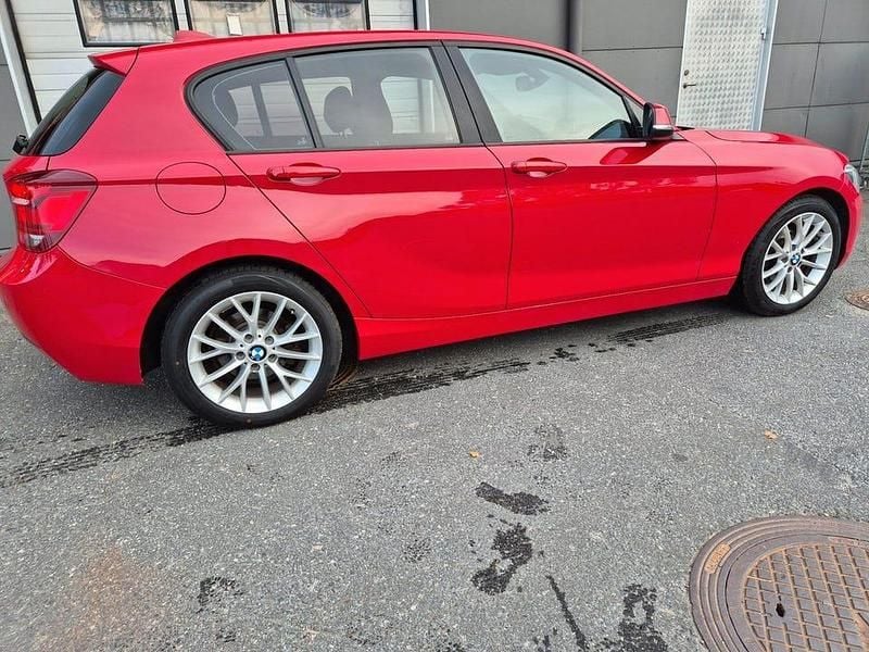 Begagnad BMW 118 Sport Line 143 HK (105 kW) 2012 Röd Halvkombi