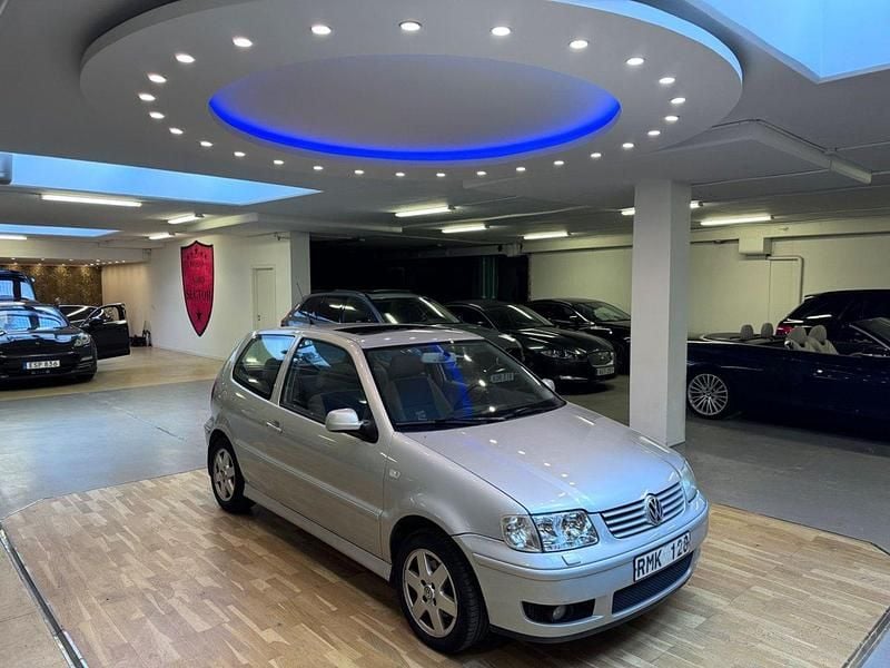 Ljusgrå Begagnad 2000 VW Polo Highline Halvkombi | 16 500 kr - Bild 1/4