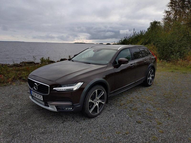 Brun Begagnad 2018 Volvo V90 CC Kombi | 290 000 kr (Marknadspris) - Bild 1/4