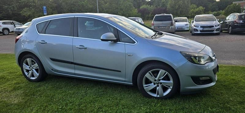 Grå Begagnad 2015 Opel Astra Enjoy Halvkombi | 84 000 kr (Marknadspris) - Bild 1/4