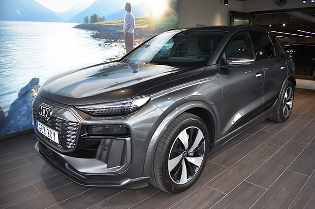 Grå Begagnad 2024 Audi Q6 e-tron S-Line SUV | 975 000 kr - Bild 1/4