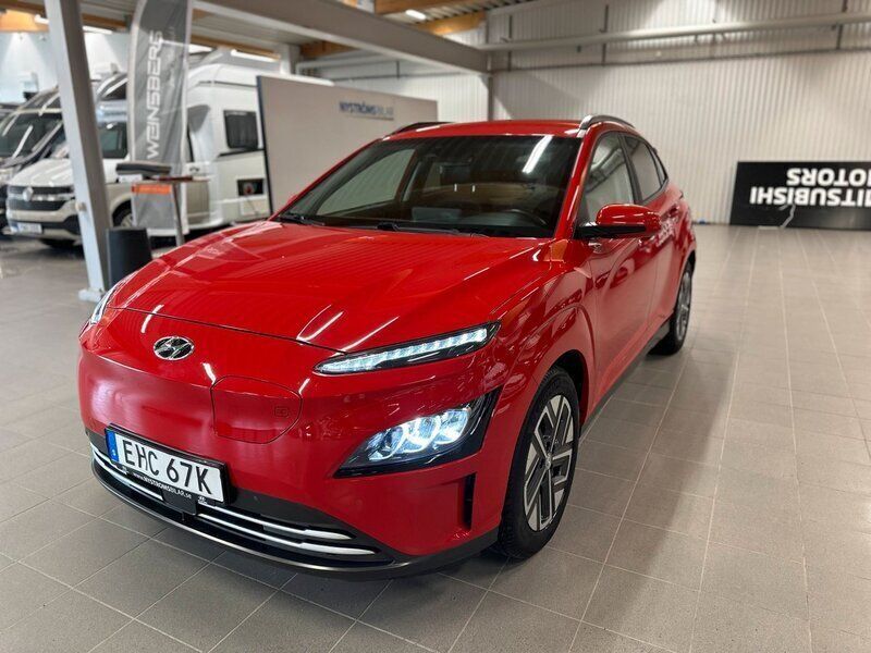Röd Begagnad 2021 Hyundai Kona Essential SUV | 249 800 kr (Lite dyr) - Bild 1/4