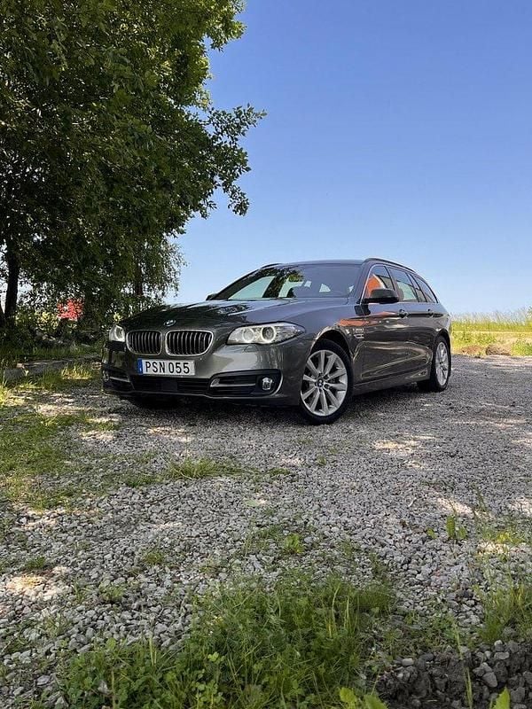 Grå Begagnad 2014 BMW 530 Kombi | 209 000 kr (Lite dyr) - Bild 1/4