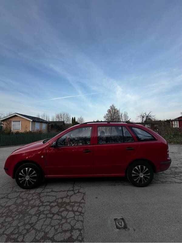 Röd Begagnad 2003 Skoda Fabia Kombi | 17 000 kr (Marknadspris) - Bild 1/4