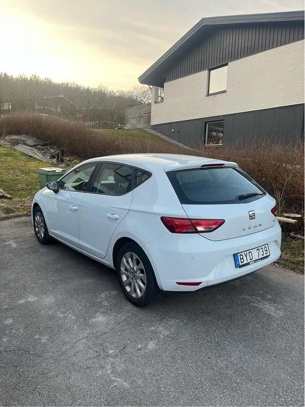 Vit Begagnad 2014 Seat Leon Style Halvkombi | 75 000 kr (Marknadspris) - Bild 1/3