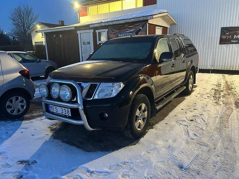 Svart Begagnad 2012 Nissan Navara Pickup | 75 000 kr (Marknadspris) - Bild 1/4